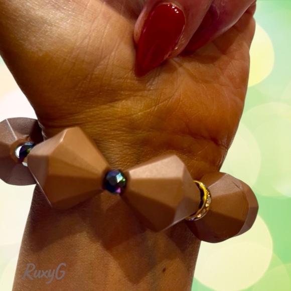 593. Brown Geometric Beaded Bracelet with gold and green accents - Picture 6 of 6
